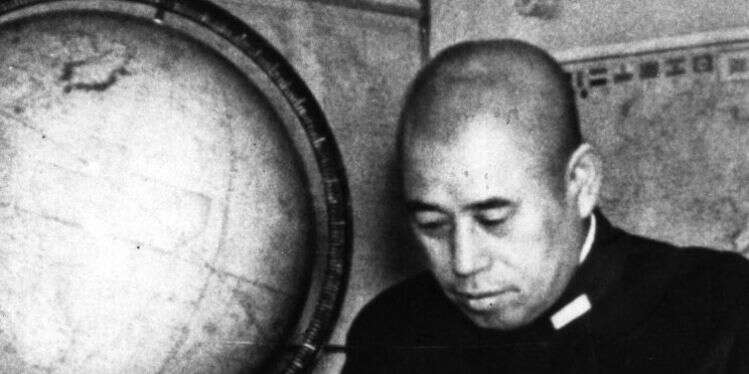 המדינאים פנו אליו שיתווה להם את הדרך. אדמירל יממוטו ב־ 1940 , שוקד על מפה עם אנשי צוותו. צילום: גטי אימג'ס