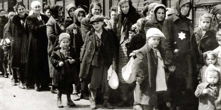 יהודים יורדים מהרכבת באושוויץ־בירקנאו, יוני 1944. צילום: גטי אימג'ס סיפורו של היומן המפורט ביותר שנכתב באושוויץ