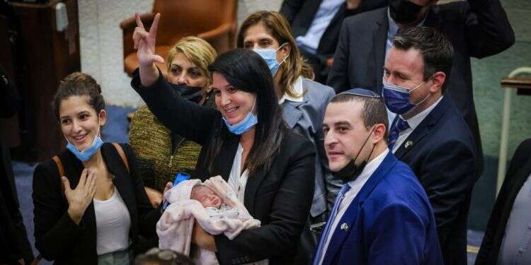 בגלל החרם של קארה: שירלי פינטו הגיעה לכנסת שישה ימים אחרי שילדה