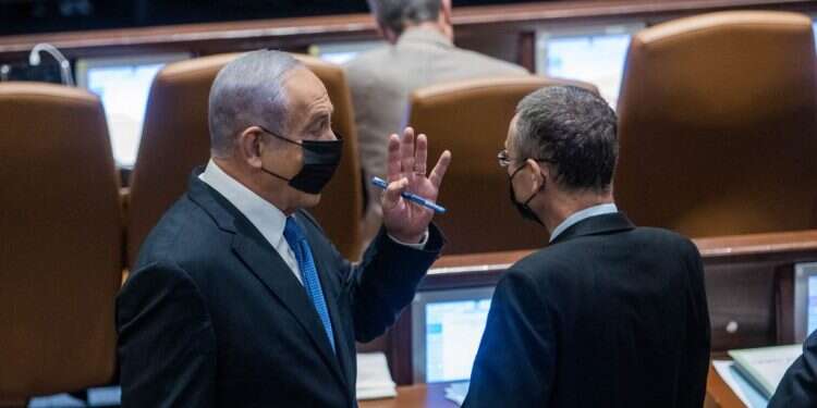 לוין ונתניהו בכנסת. צילום: אורן בן־חקון גם באופוזיציה החיים לא קלים