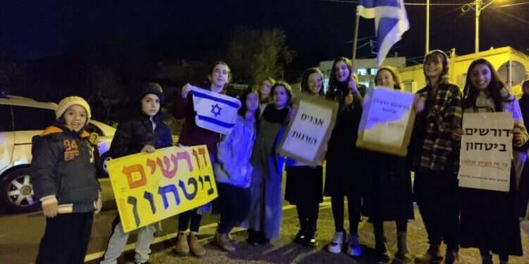 "אוזלת יד": תושבי מעלה לבנה מחו על יידויי אבנים