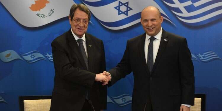 ראש הממשלה נפתלי בנט עם נשיא קפריסין. צילום: עמוס בן גרשום /לע "חולקים ערכים משותפים": בנט נועד עם נשיא קפריסין