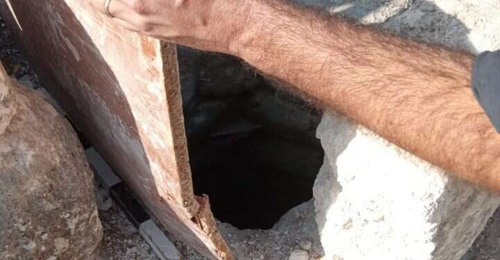 הפיר שנחשף לאחר שהשודדים עקרו את המושבים. קרדיט צילום: מרכז סיור ולימוד שומרון הרס העתיקות בשומרון ממשיך בגיבוי הרשות הפלסטינית