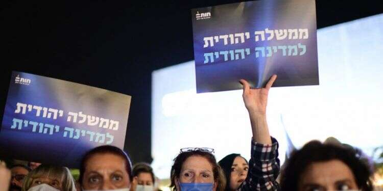 מפגינים בכיכר הבימה. צילום: תומר נויברג/פלאש90 הפגנת הימין בכיכר הבימה: המאבק על מדינה יהודית ודמוקרטית