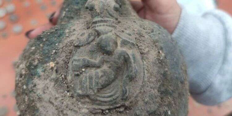 צילום פריט עתיק שנתפס. קרדיט צילום: דוברות המשטרה עשרות פריטי ארכיאולוגיה גנובים נמצאו בפעילות צוות בילוש בירושלים