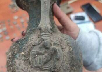 מהפריטים שנמצאו ברכב. צילום: דובורת המשטרה נמנע שוד עתיקות: פריטים מתקופת בר כוכבא נמצאו ברכב