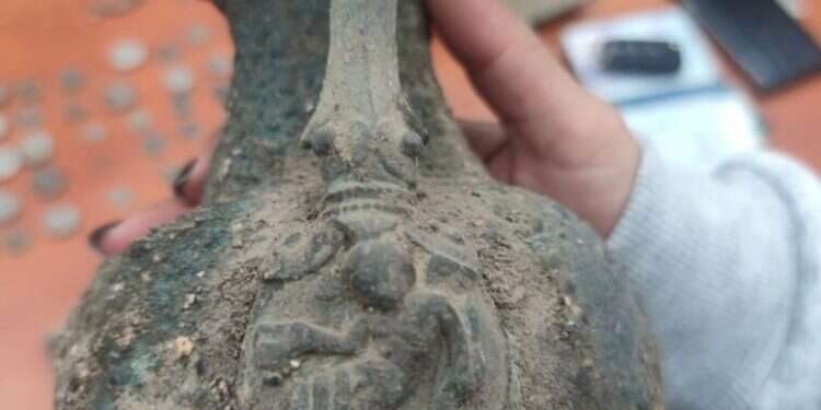 מהפריטים שנמצאו ברכב. צילום: דובורת המשטרה נמנע שוד עתיקות: פריטים מתקופת בר כוכבא נמצאו ברכב