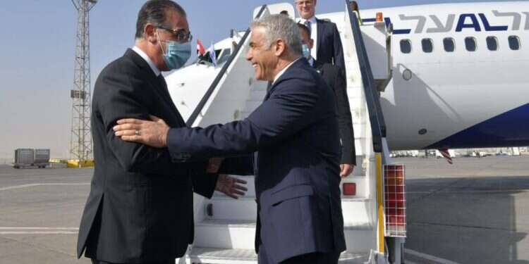 לפיד בזמן כהונתו כשר החוץ עם עם נשיא מצרים עבד אל-פתאח א-סיסי. צילום: שלומי אמסלם דרישה: חוק החשמל ייכנס לתוקף רק עם חיבור ההתיישבות הצעירה