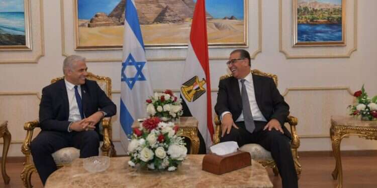 שר החוץ יאיר לפיד עם עם נשיא מצרים 
עבד אל-פתאח א-סיסי. צילום: שלומי אמסלם דרישה: חוק החשמל ייכנס לתוקף רק עם חיבור ההתיישבות הצעירה