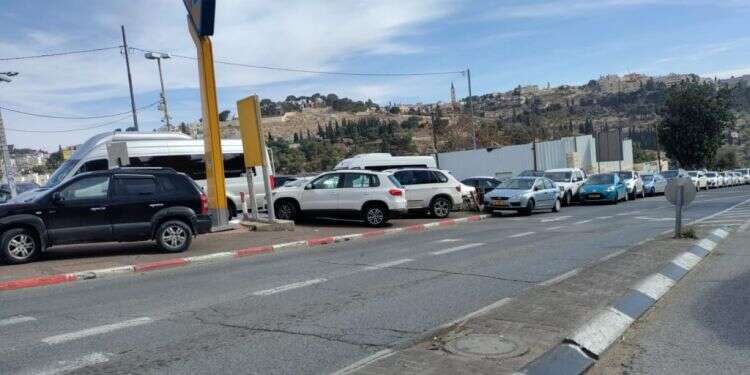 חניה לא חוקית במזרח ירושלים. לרכבים המצולמים אין קשר לכתבה. צילום: נריה יגל הנחיה מפתיעה בעיריית ירושלים: לא לתת דוחות חניה למתפללים בהר הבית