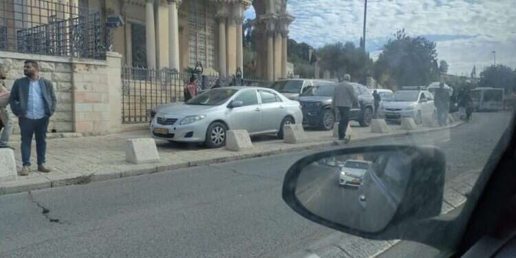 חניה לא חוקית במזרח ירושלים. לרכבים המצולמים אין קשר לכתבה. צילום: נריה יגל הנחיה מפתיעה בעיריית ירושלים: לא לתת דוחות חניה למתפללים בהר הבית