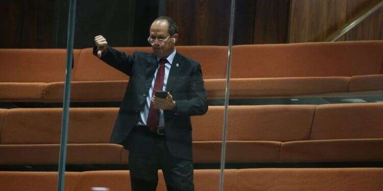 חוקים, טענות להפרת בידוד ואי קיזוזים: לילה לבן בכנסת