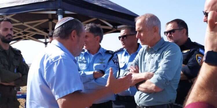 יוחאי דמרי ראש המועצה האזורית הר חברון מפתיע את השר בר-לב באמצע סיור באביגיל סערת בר-לב: שר הבט"פ נחשף בחברון לנתוני אלימות פלסטינית