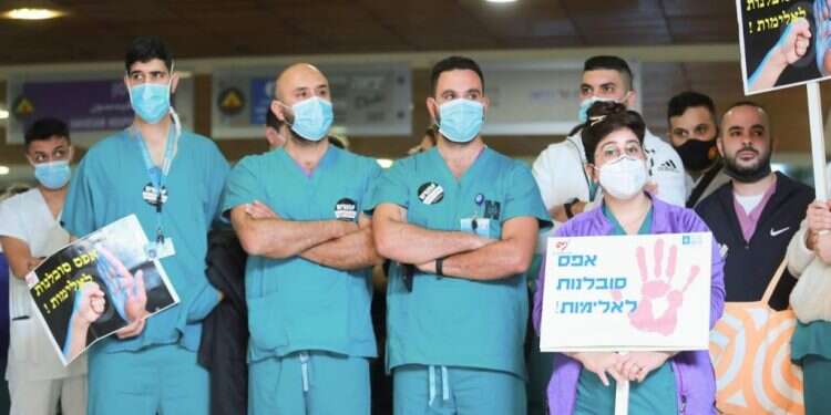 כינוס המחאה בהדסה. צילום: אורן בן חקון עבור דוברות הדסה הצוותים הרפואיים משוועים לסיוע ממשלתי נגד האלימות: "אין בידינו כלים"