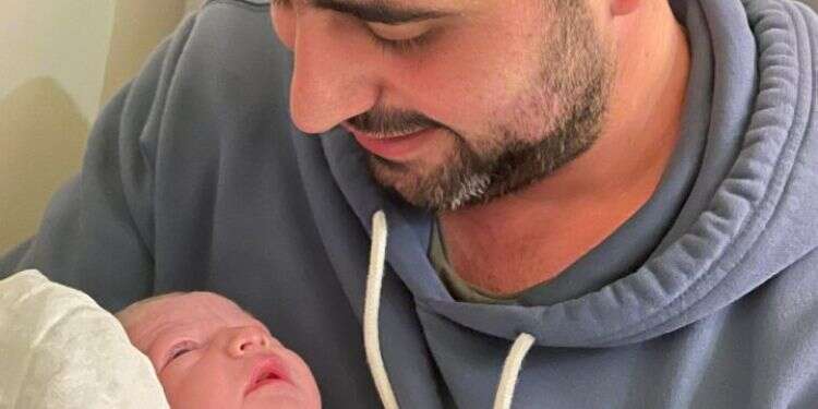 ישי ריבו עם ביתו החדשה. צילום: שערי צדק מזל טוב: לישי ריבו נולדה בת ראשונה