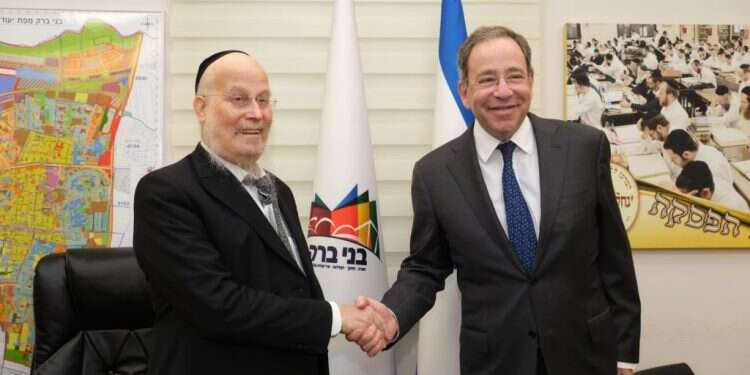 לראשונה מאז כניסתו לתפקיד: שגריר ארה"ב בישראל ערך סיור בבני ברק