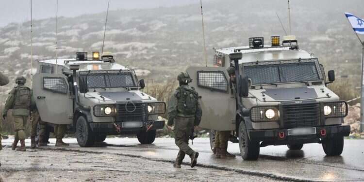 פיגוע סמוך למערת המכפלה; נמשך המצוד אחר המחבלים