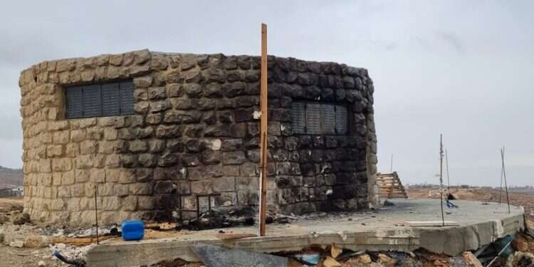 מצפה זיו שהוצת הלילה בהר חברון. צילום: דוברות הר חברון מצפה הוצת בהר חברון; "פגיעה באתר הנצחה לחיילי צה"ל"