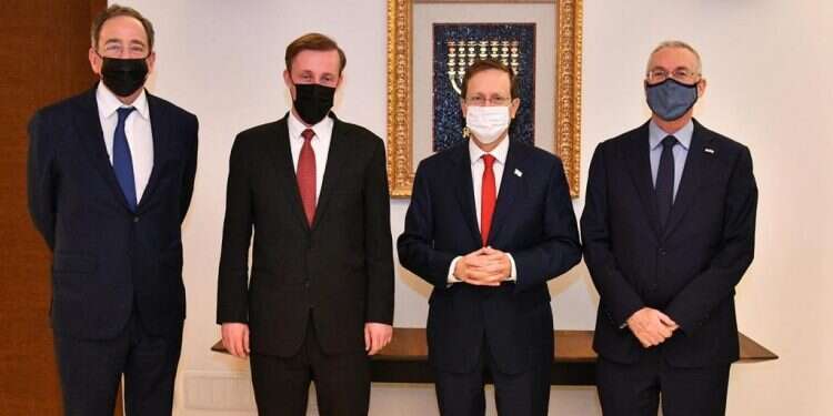 הנשיא הרצוג וג'ייק סאליבן במרכז התמונה, צילום: חיים צח / לע״מ הנשיא הרצוג נפגש עם היועץ לביטחון לאומי האמריקני