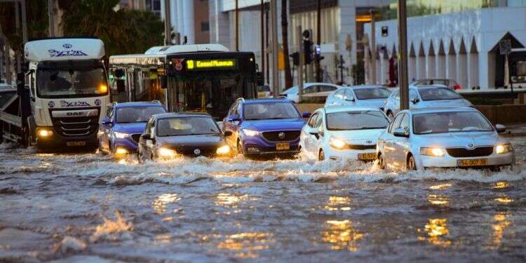 רחוב מוצף בתל-אביב, 2021. צילום: אבשלום ששוני/פלאש90 הסערה "כרמל": כמויות שיא של גשם נמדדו במספר מקומות בארץ
