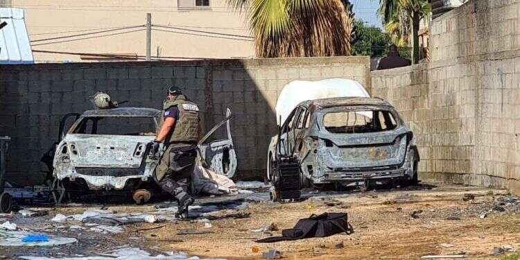 זירת הפיצוץ ברמלה. צילום: דוברות משטרת ישראל פיצוץ רכב ברמלה: אישה נמצאה ללא רוח חיים