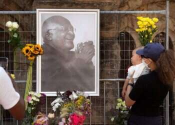 לחם באפרטהייד: דרום אפריקה מתאבלת על מותו של הארכיבישוף דזמונד טוטו