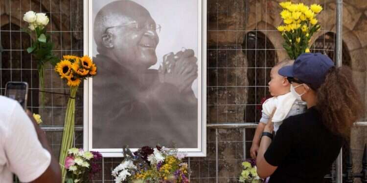 לחם באפרטהייד: דרום אפריקה מתאבלת על מותו של הארכיבישוף דזמונד טוטו