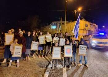 תגובה לזריקת האבנים: תושבי בנימין חסמו את הכניסה לסינג'יל