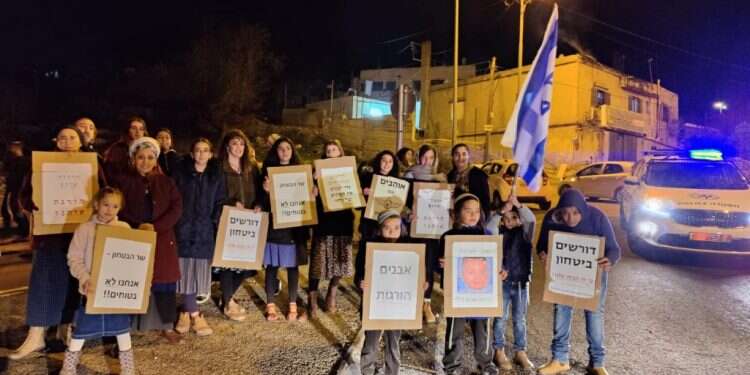 תגובה לזריקת האבנים: תושבי בנימין חסמו את הכניסה לסינג'יל