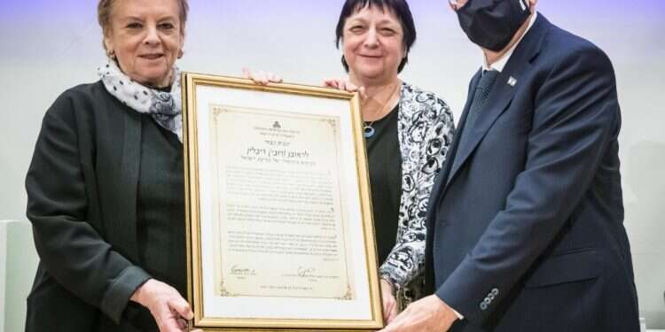 הנשיא לשעבר ריבלין ודורית בייניש בקבלת תואר ד האוניברסיטה הפתוחה העניקה תואר עמית כבוד לנשיא לשעבר ראובן ריבלין