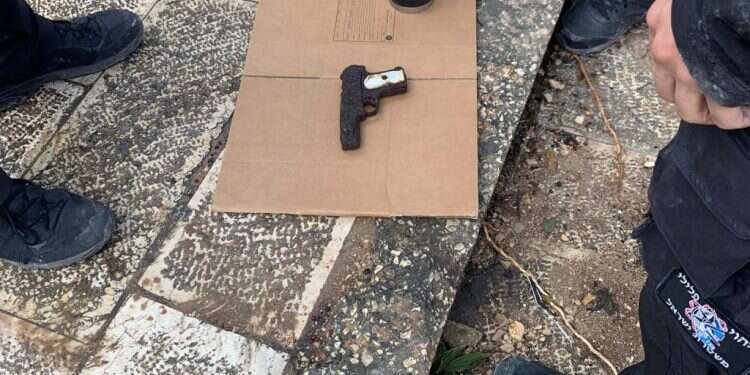 אקדח ועצמות נמצאו במהלך עבודות שיפוצים בירושלים