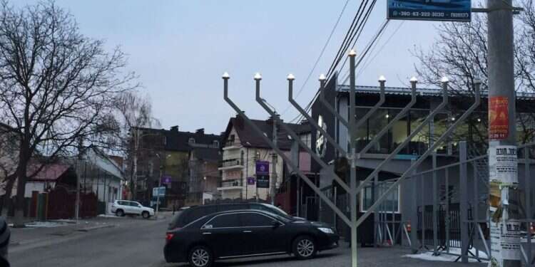 חנוכייה באוקראינה. צילום: סוכנות הידיעות אנטישמיות באוקראינה: חנוכיית חב"ד נזרקה לנהר