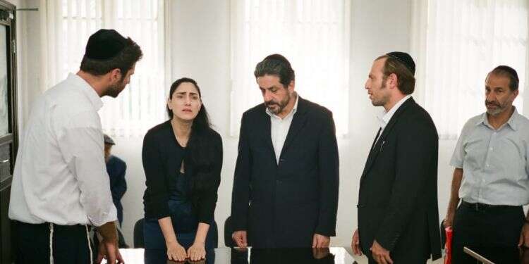 כוחות אפלים מבקשים לשלוט על בית הדין ופוגעים בנשים. מתוך הסרט