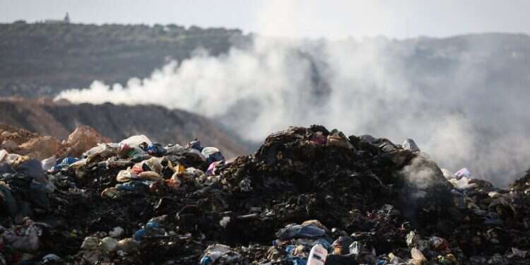 שריפת פסולת בסמיכות לכפר רמון. צילום: הדס פרוש, פלאש 90 צילום: הדס פרוש, פלאש 90