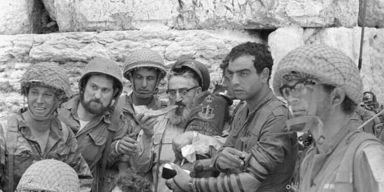 הרב גורן ביום שחרור ירושלים. צילום: מיכה בר עם, במחנה באדיבות ארכיון צה השופר של הרב גורן ושל הברון מינכהאוזן