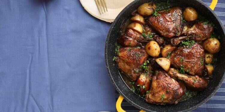 עוף ותפוחי אדמה ביין אדום. צילום: אפרת ליכטנשטט צילום: אפרת ליכטנשטט