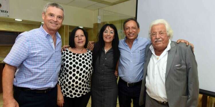 אביסרור |(מימין) עם הנהלת ארגון הקבלנים בנגב. צילום: באדיבות ארגון הקבלנים בנגב