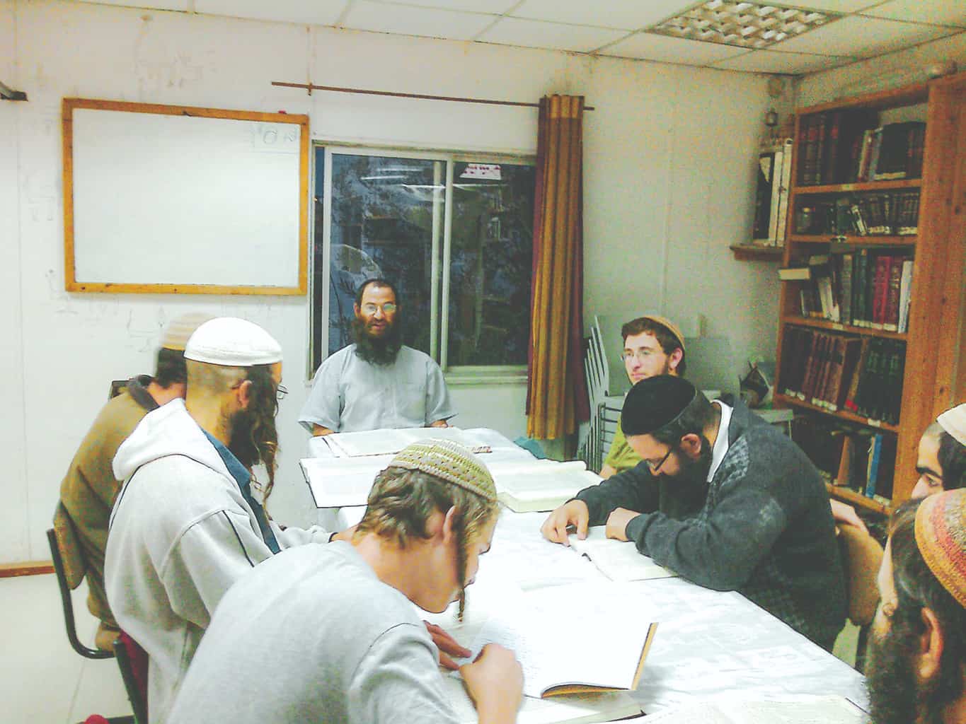 גאווה גדולה על העבר. (התמונה
הישנה )עם שני מצולמים שלא הגיעו
למפגש המחודש. צילום: באדיבות ארכיון משפחת שהם