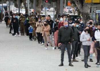 תור לבדיקות קורונה בתל-אביב. צילום: EPA נזקי האומיקרון למשק הישראלי: שני מיליארד שקלים