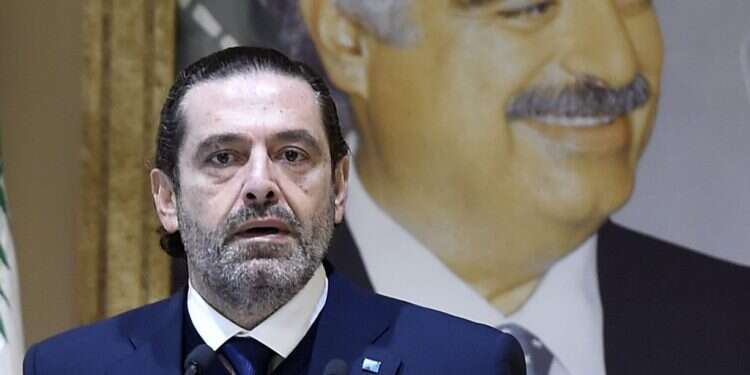 ראש ממשלת לבנון סעד אלחרירי מודיע על התפטרותו כשמאחוריו דיוקנו של אביו המנוח. צילום: EPA ראש ממשלת לבנון לשעבר מתפטר שוב, בגלל "ההשפעה האיראנית"