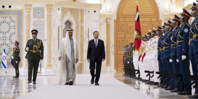 הנשיא הרצוג בביקורו באיחוד האמירויות. צילום: EPA עסקים כרגיל: באיחוד האמירויות מסרבים להתרגש מירי הטיל החות'י