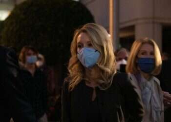 כוכבת הביו-טכנולוגיה האמריקנית אליזבת הולמס הורשעה בהונאת משקיעים