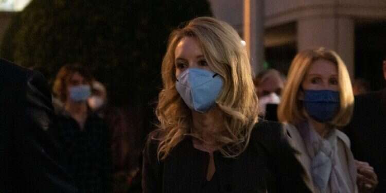 כוכבת הביו-טכנולוגיה האמריקנית אליזבת הולמס הורשעה בהונאת משקיעים