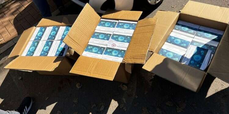 בדיקות אנטיגן. צילום: דוברות המשטרה "סם" חדש? נעצרו חשודים בסחר ב-1500 ערכות אנטיגן גנובות