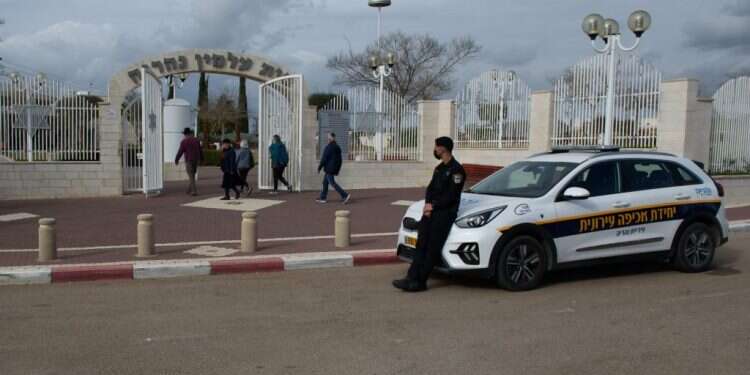 "אובדן משילות": אופיר סופר דורש תוכנית למאבק בהתנכלויות בבית העלמין בנהריה