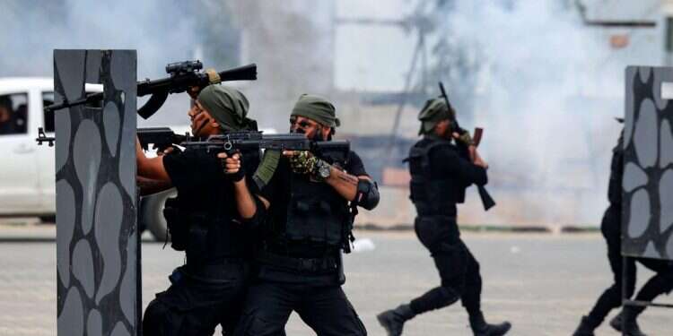 שוטרי חמאס ברצועת עזה. צילום: AFP דרמה ברצועת עזה: לאן נעלם חושף המנהרות הנמלט?