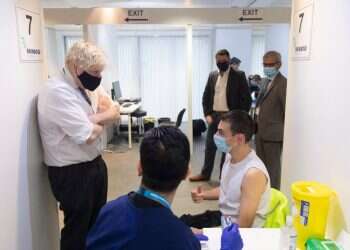 הקורונה מזנקת בבריטניה וקרנו של בוריס ג'ונסון יורדת