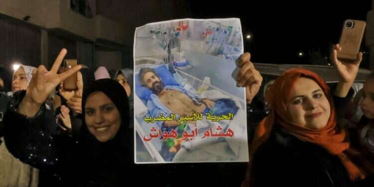 חוגגים את ההכרזה על שחרורו של שובת הרעב אבו הוואש בכפר דורה. צילום: AFP שביתת רעב של מחבל היא פיגוע מיקוח – ישראל שוב נופלת למלכודת