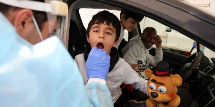 בדיקת קורונה בירושלים. צילום: AFP הערכות: כ-2,000 חולים קשה בתוך שבועיים, בהם גם ילדים