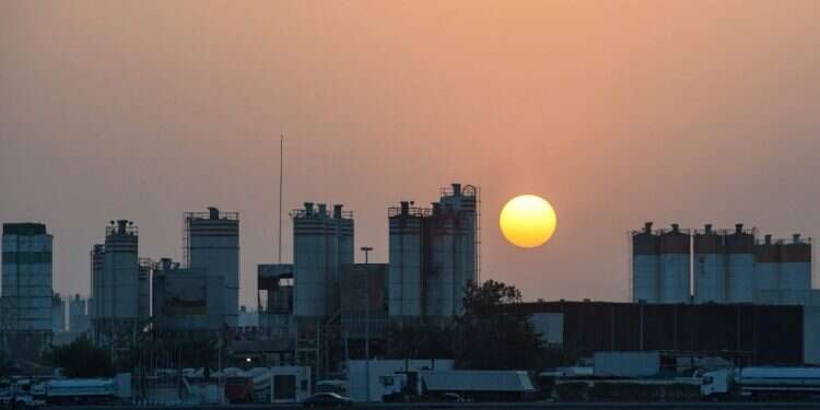 אזור תעשייתי באבו-דאבי צילום: AFP המתקפה הקטלנית: באמירויות דורשים מארה"ב לשוב ולהגדיר את החות'ים כארגון טרור